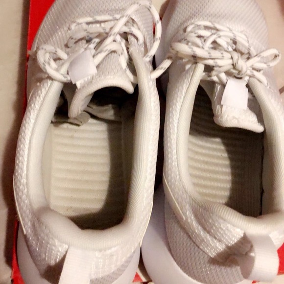 White Women’s Nike ROSHE one sneakers - Picture 4 of 4